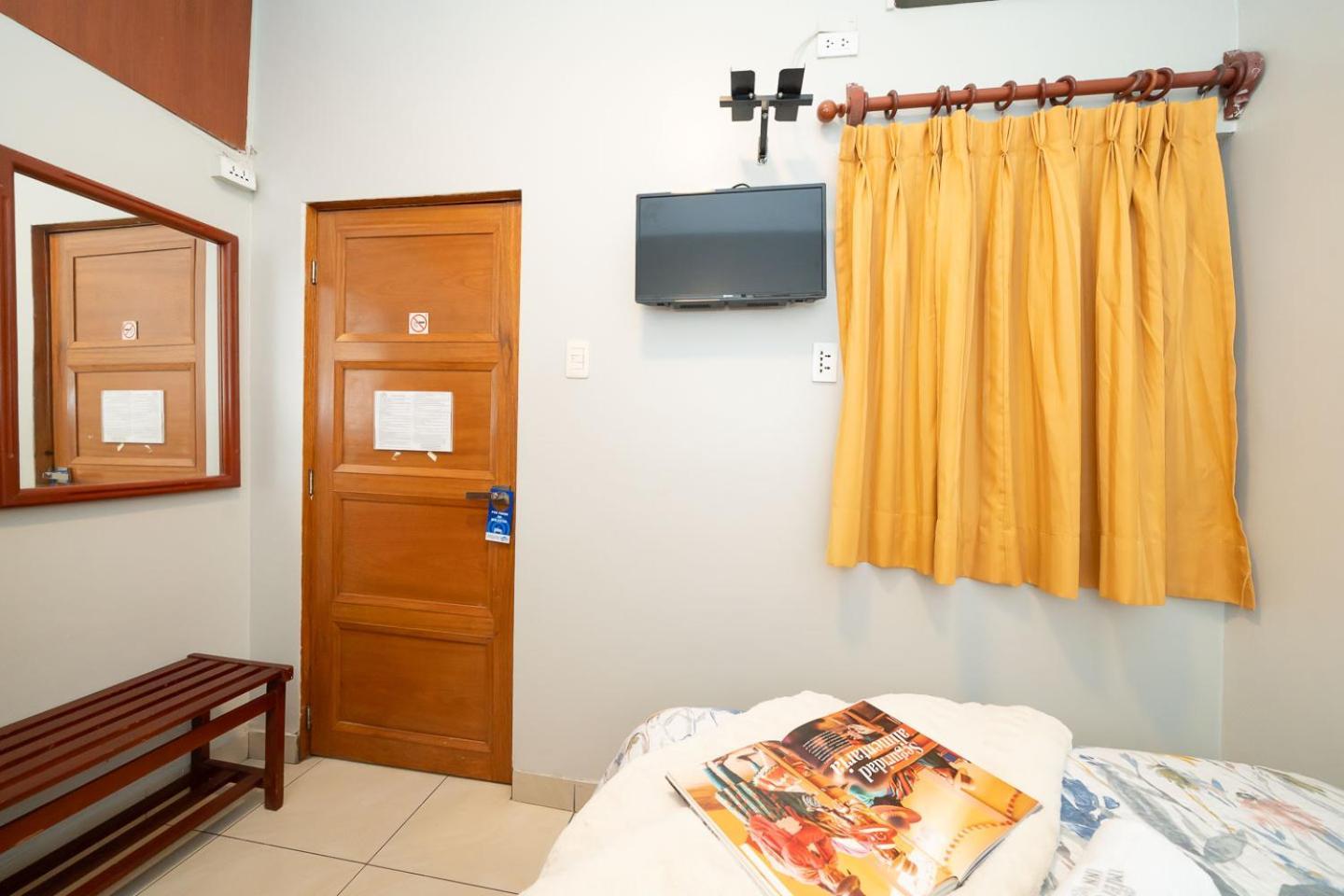 Imperial Inn Lima Bagian luar foto