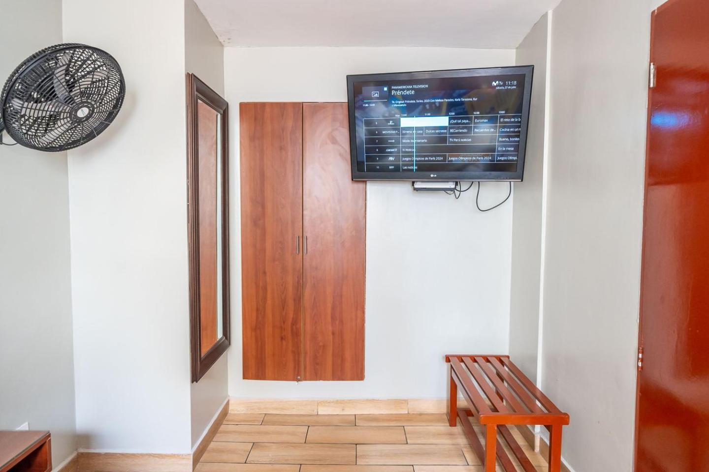 Imperial Inn Lima Bagian luar foto