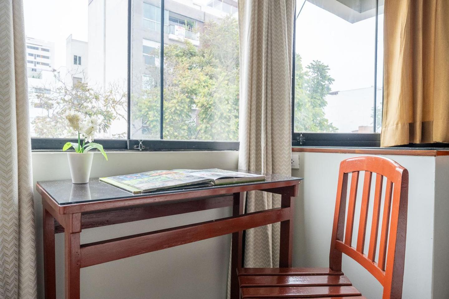 Imperial Inn Lima Bagian luar foto