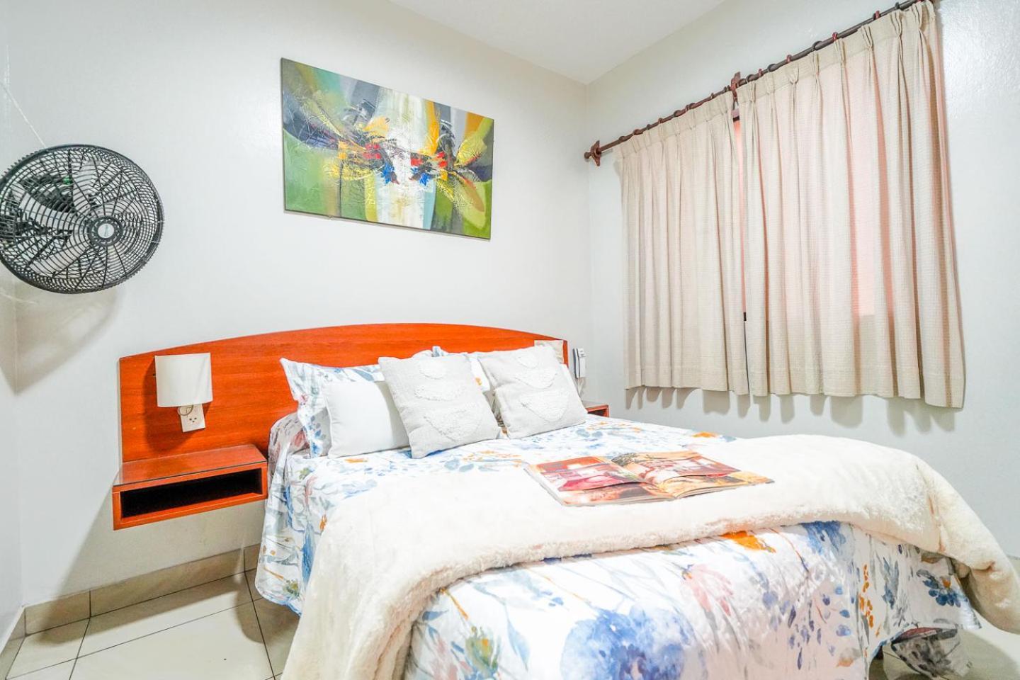 Imperial Inn Lima Bagian luar foto