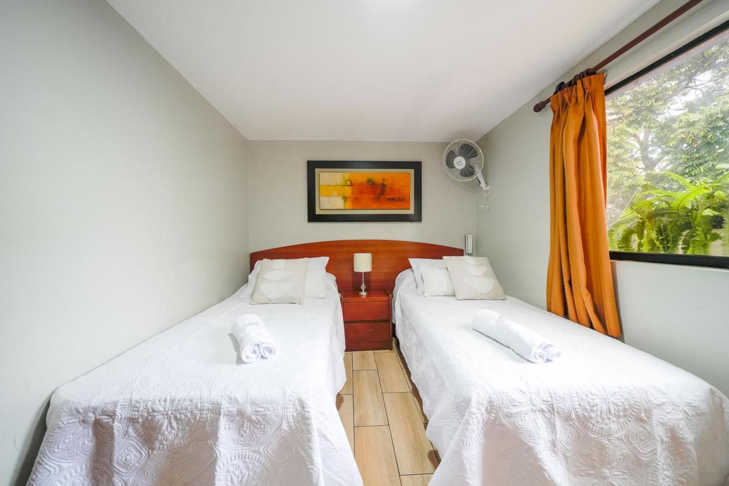 Imperial Inn Lima Bagian luar foto