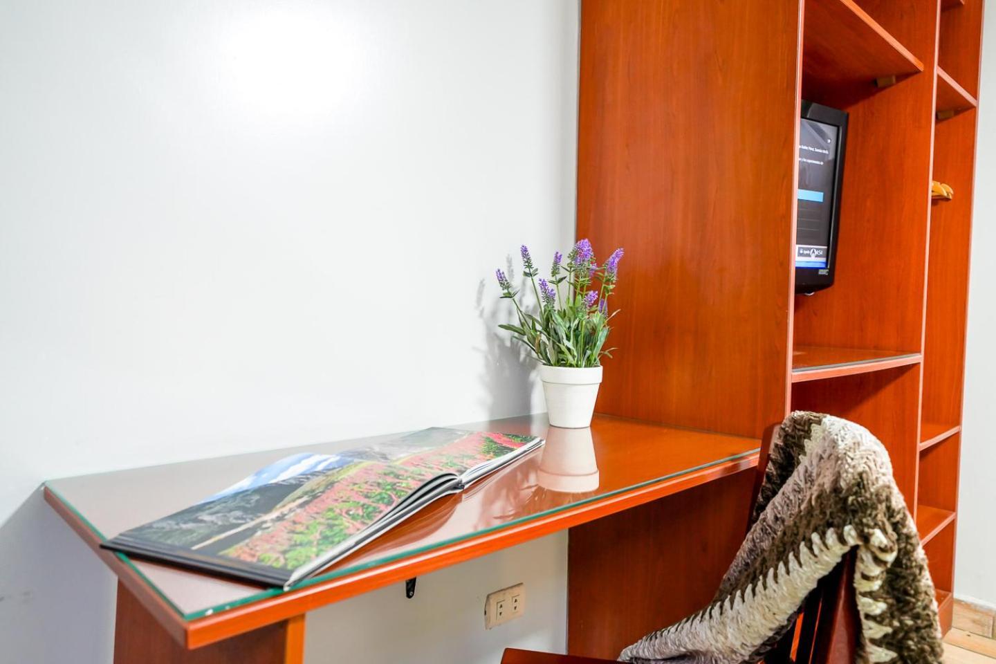 Imperial Inn Lima Bagian luar foto