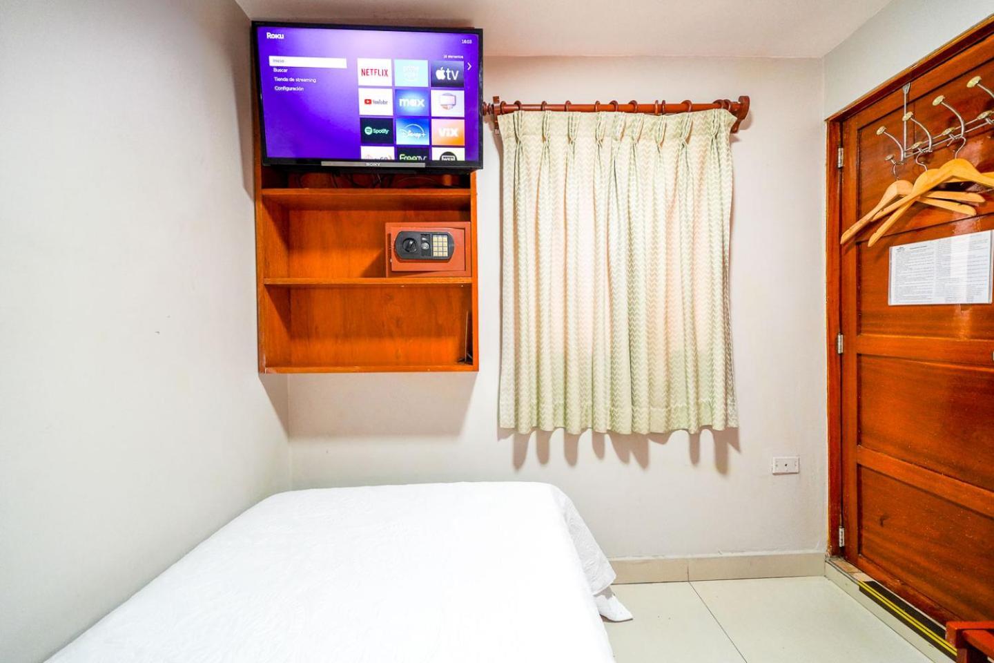 Imperial Inn Lima Bagian luar foto