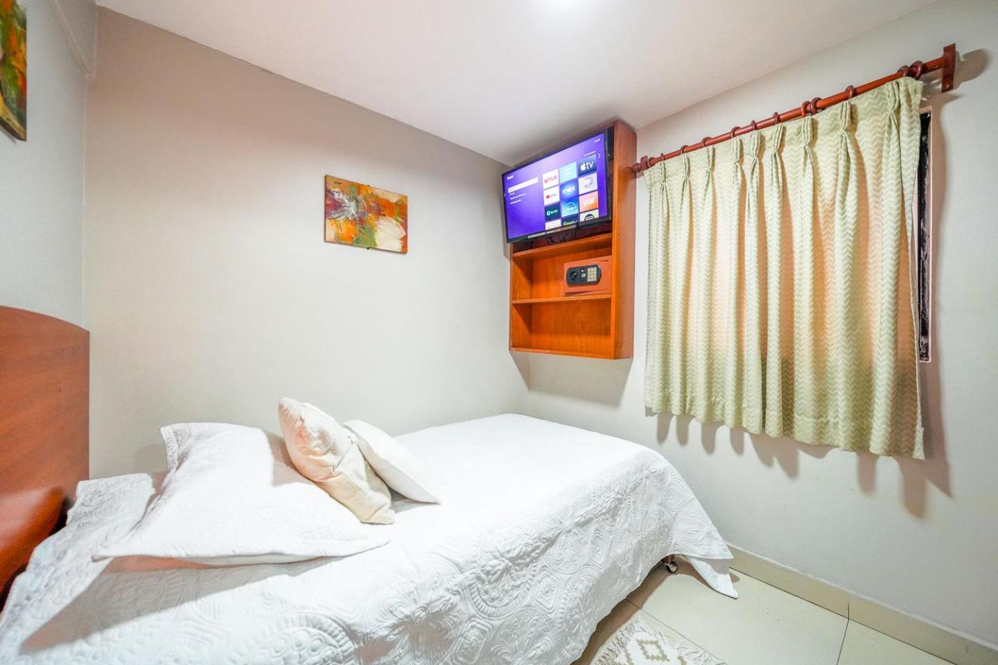 Imperial Inn Lima Bagian luar foto